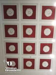 Alta decorazione grisaille rossa