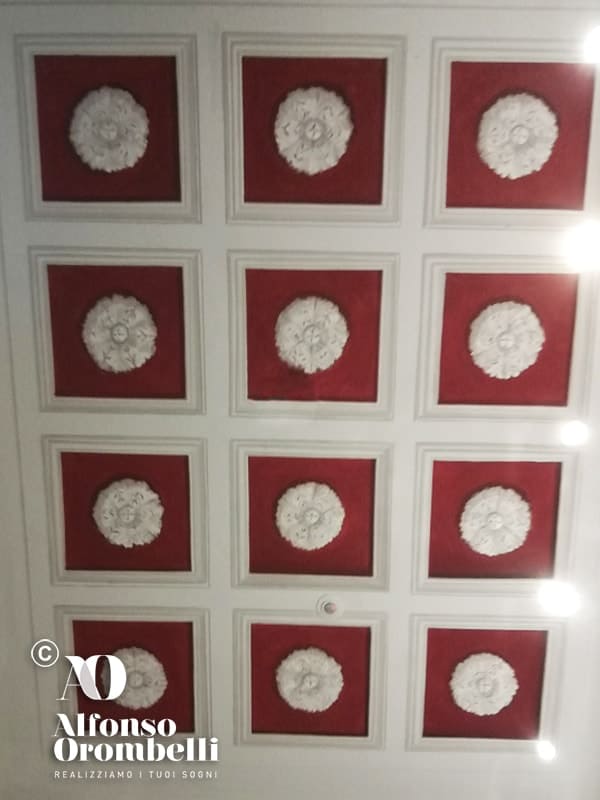 Alta decorazione grisaille rossa