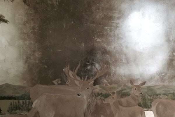 Alta decorazione murale: cervi e foresta su foglia d'argento