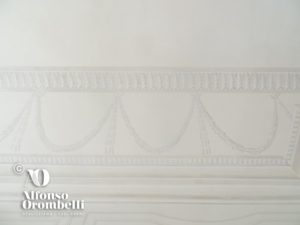 Alta decorazione murale stile impero in bianco