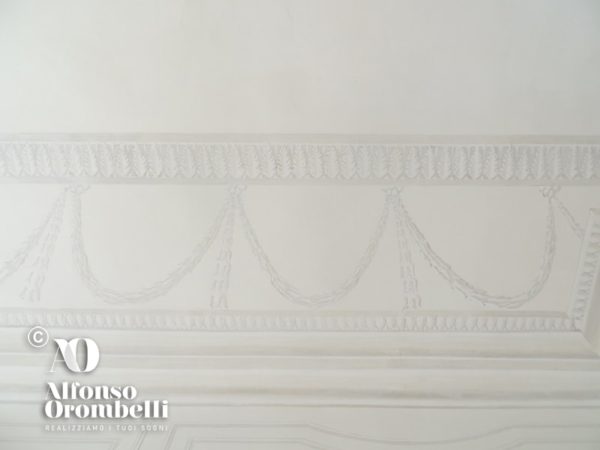 Alta decorazione murale stile impero in bianco