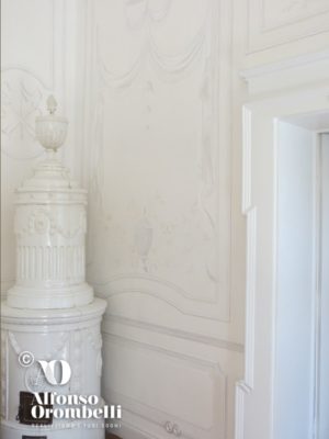 Paint decoration: white empire room