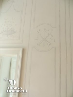 White empire room: paint decoration