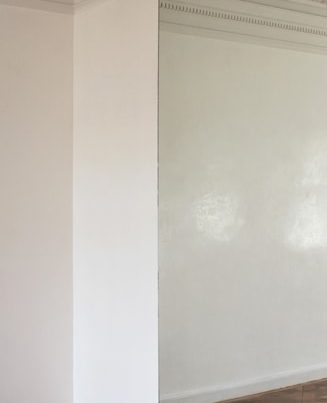 Alta decorazione, pareti bianche